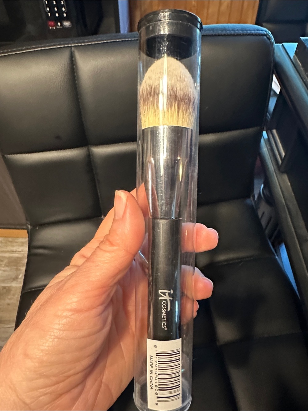 It cosmetics Black Makeup Brush Set with Cream and Purple-Tipped Bristles - Picture 4 of 4